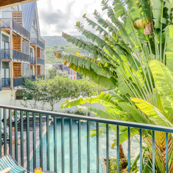 balcon studio avec vue piscine